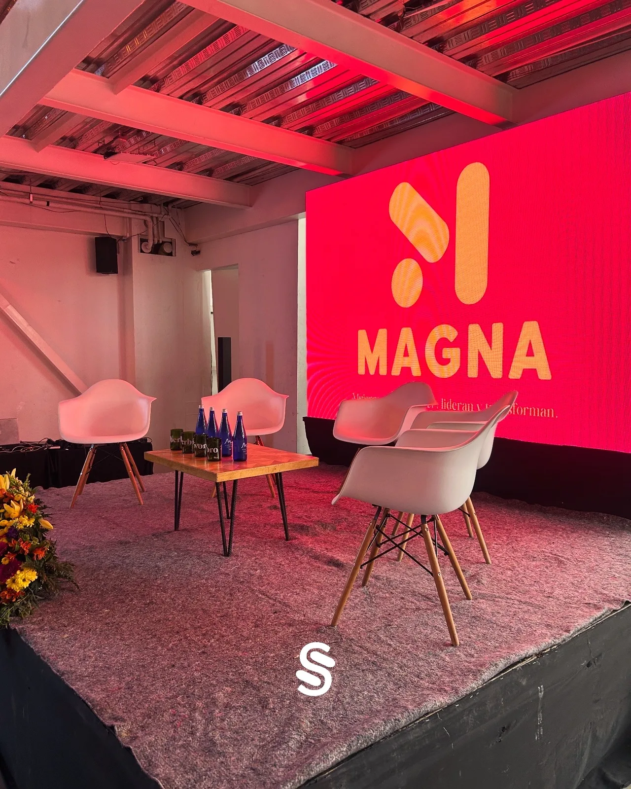 Escenario de un evento con iluminación y ambientación de marca.