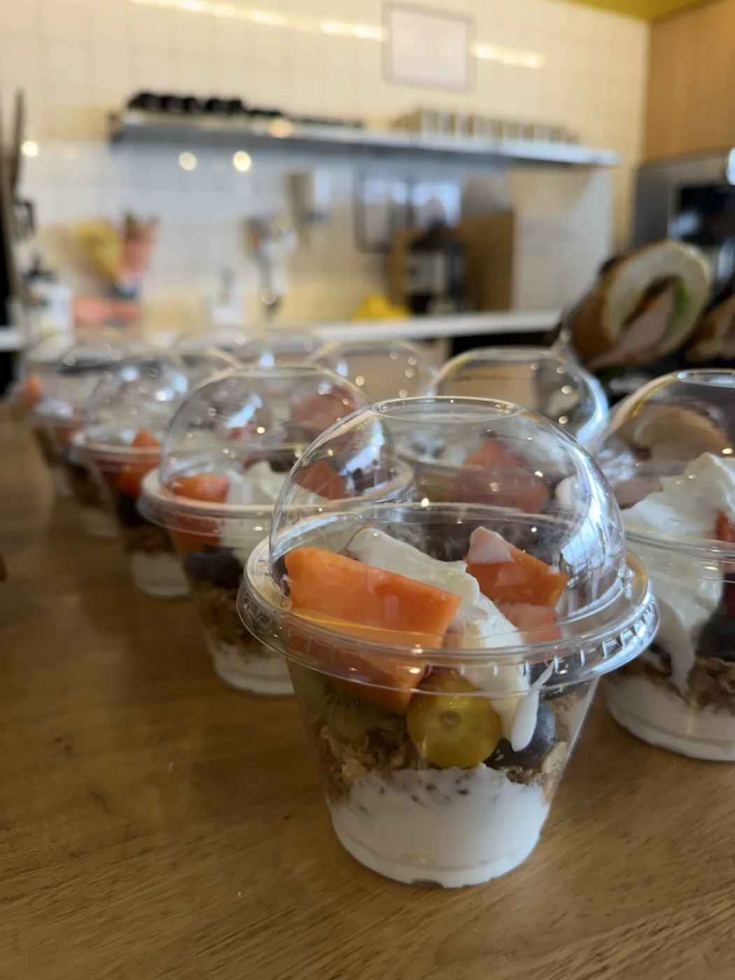 Porciones individuales de fruta y yogur listas para compartir.