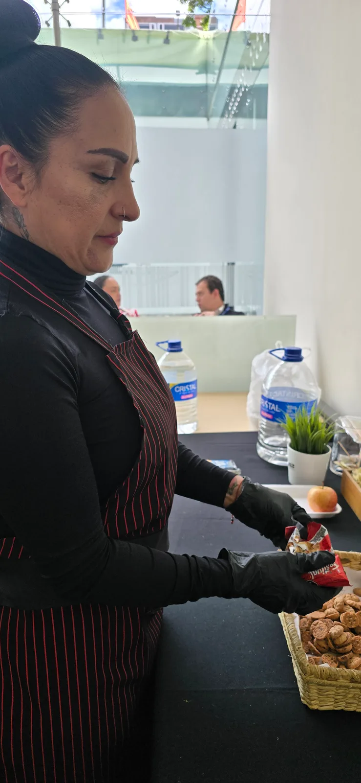 Personal del evento prepara y organiza el servicio de alimentos.