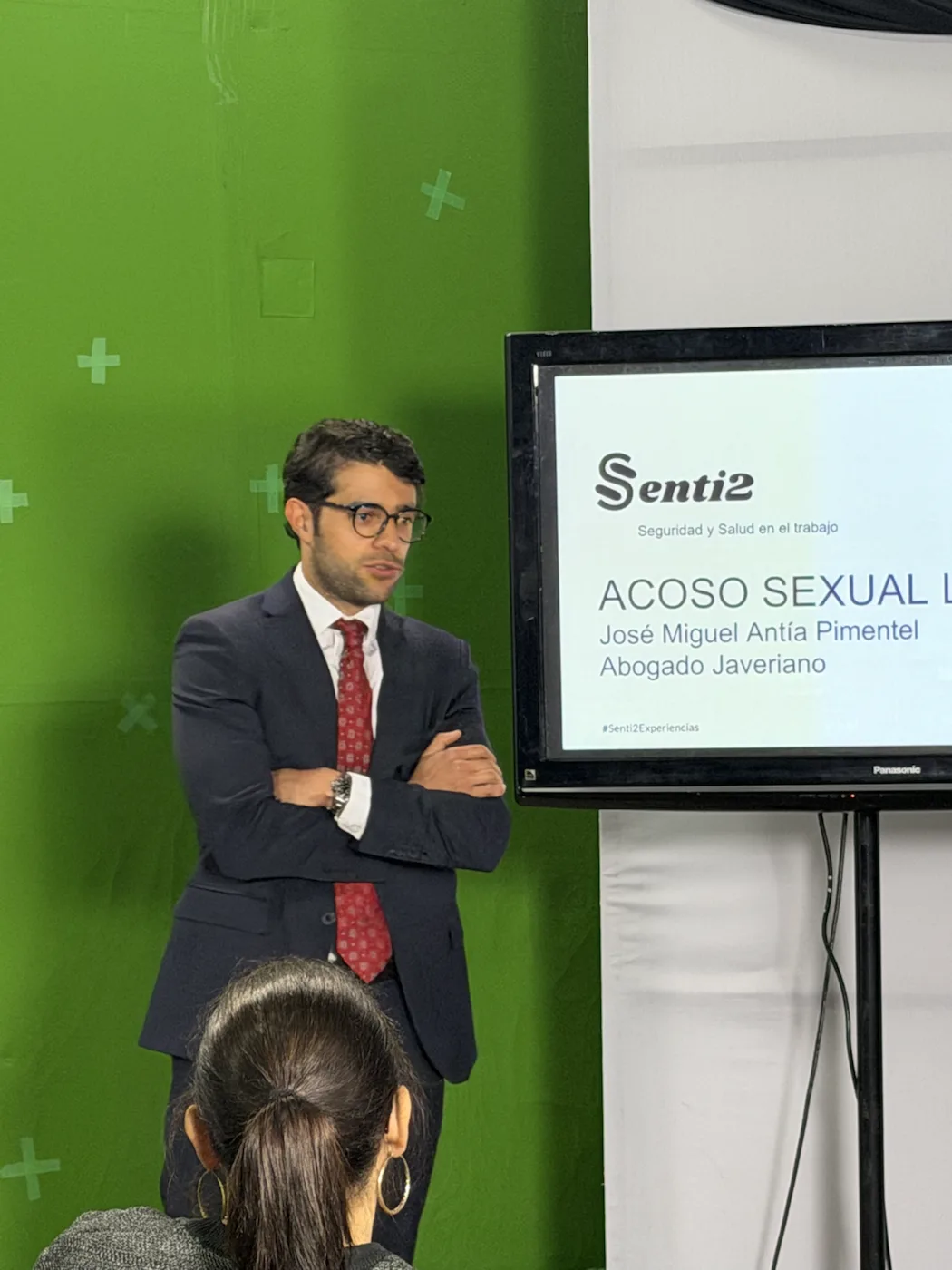 Ponente junto a una presentación de Senti2 sobre seguridad y salud en el trabajo.