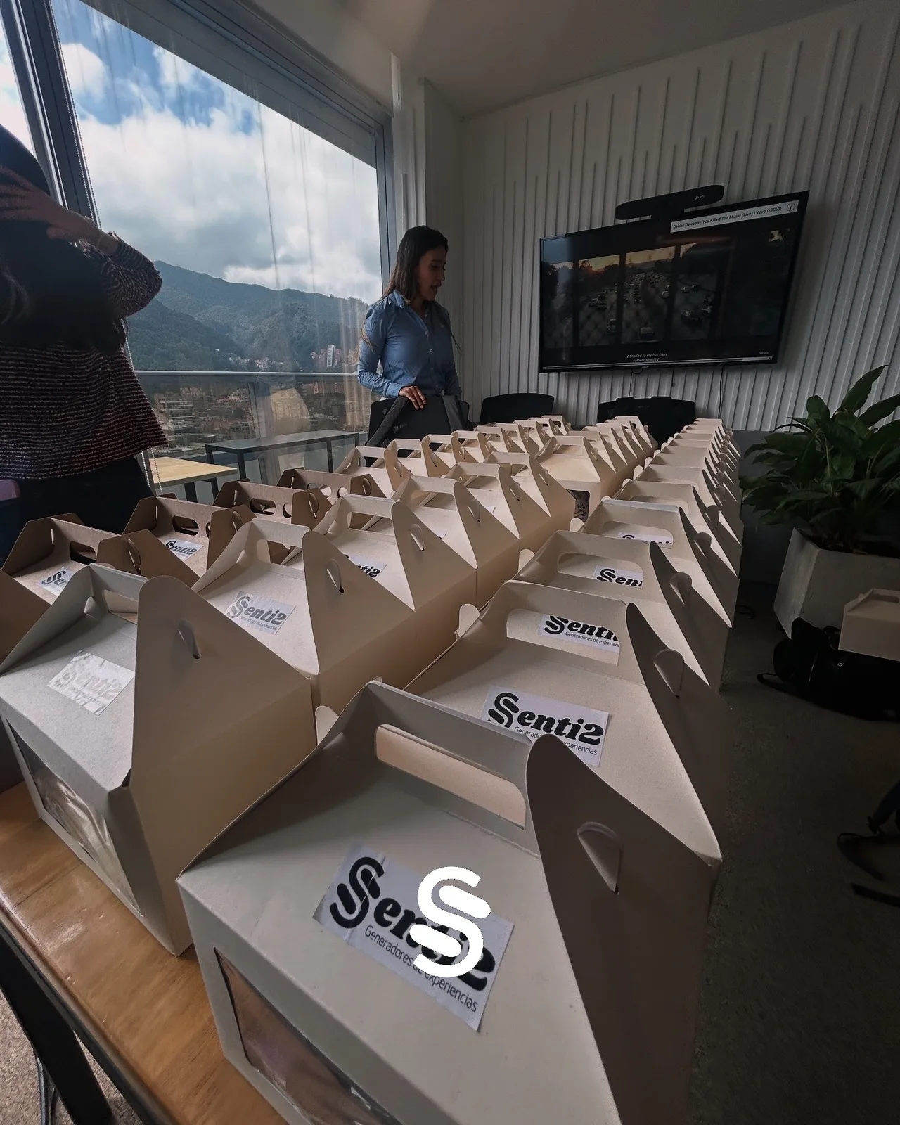 Obsequios organizados sobre una mesa antes de su entrega.